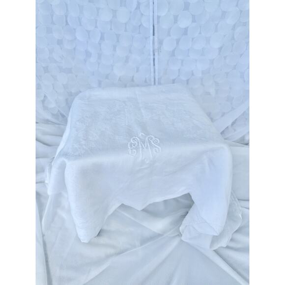 Vintage White 100% Linen DAMASK Tablecloth Floral Rose Embroidered Monogram - Picture 3 of 11